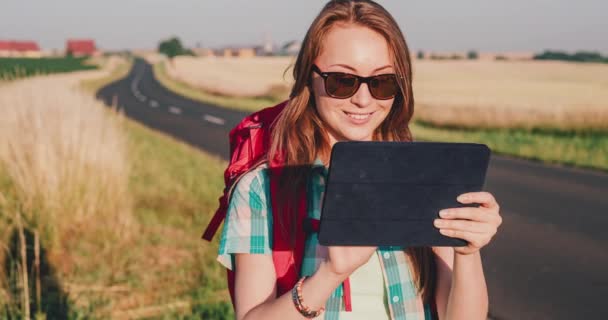Mujer viajera con tableta — Vídeo de stock