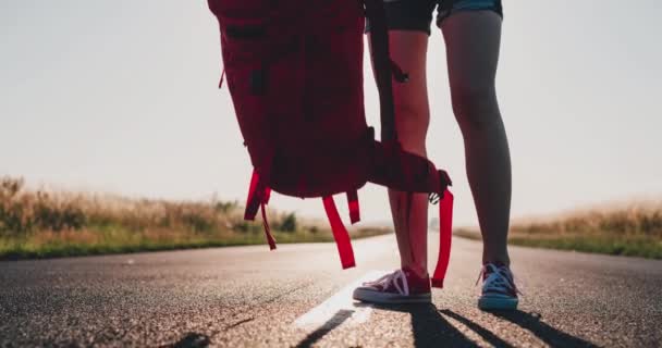 Reisende Frau greift nach Rucksack — Stockvideo