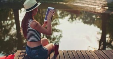 dijital tablet kullanan kadın