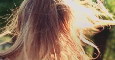 Güzel kadın styling saç açık havada