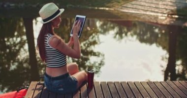 dijital tablet kullanan kadın