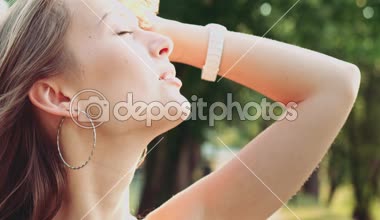 kameraya gülümseyen güzel kadın