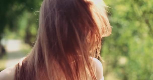 Όμορφη γυναίκα μαλλιά στυλ σε εξωτερικούς χώρους — Αρχείο Βίντεο