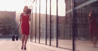 Dijital tablet yürüyüş ile iş kadını