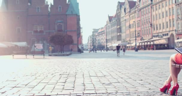 Biznes kobieta za pomocą cyfrowego tabletu — Wideo stockowe