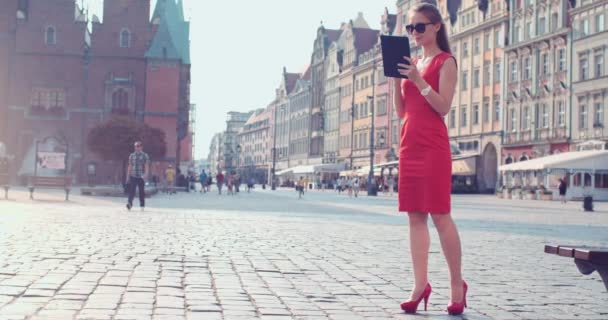 Mujer de negocios usando tableta digital — Vídeo de stock