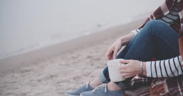 Mujer bebiendo café caliente cerca del lago — Vídeos de Stock