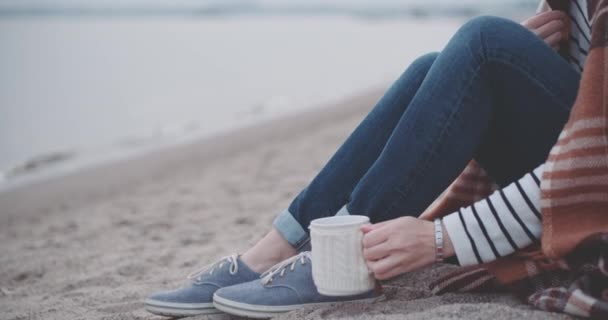 Vrouw drinken hete koffie in de buurt van meer — Stockvideo