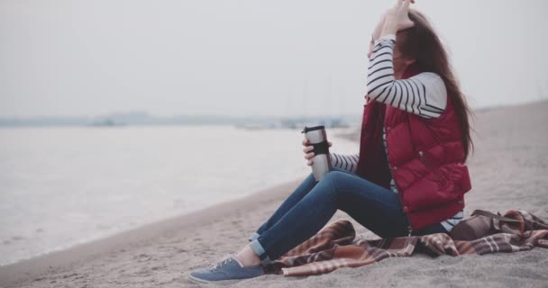 Jeune femme relaxante sur la plage — Video