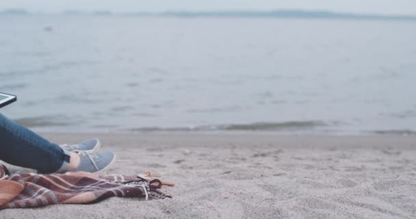 Mujer usando tableta digital en la playa — Vídeos de Stock