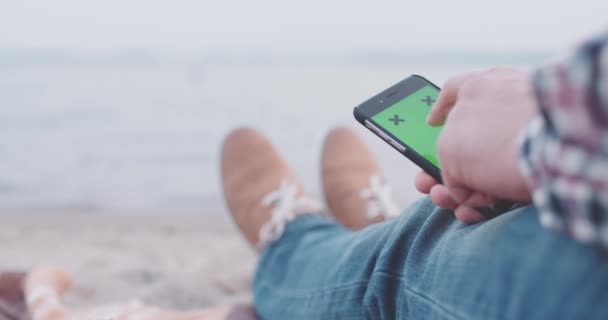 Adam akıllı telefon dokunmatik ekran kullanma — Stok video