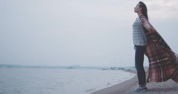 Vrouw genieten van de frisse Wind in Marina — Stockvideo