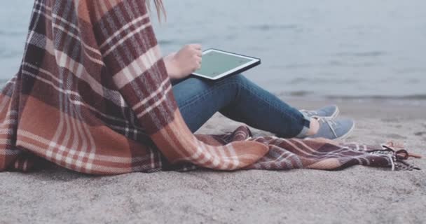 Mujer usando tableta digital en la playa — Vídeo de stock