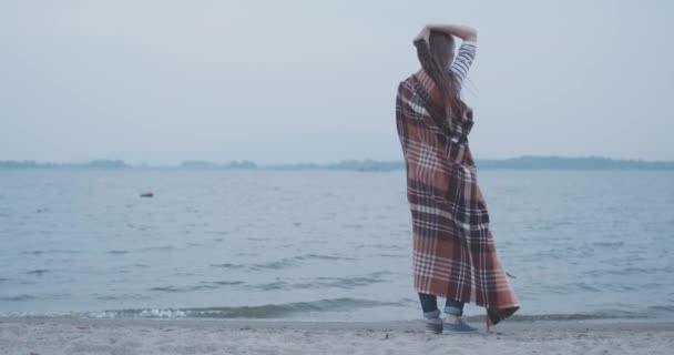 Nő élvezi a friss szél, Marina — Stock videók