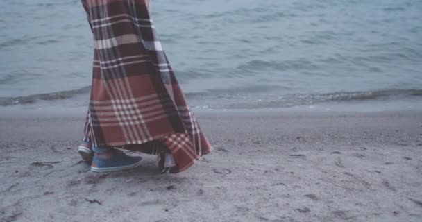 Die betrekking hebben op onherkenbaar vrouw in de buurt van lakeside — Stockvideo