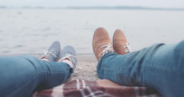 Couple assis sur la plage de sable — Video