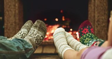 Ayakları rahat ateşin yanında Isınma