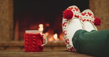 Kadın tarafından sıcak ateş rahatlatır