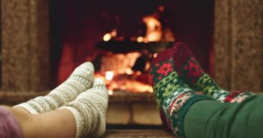 Ayakları rahat ateşin yanında Isınma