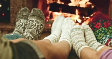 Ayakları rahat ateşin yanında Isınma