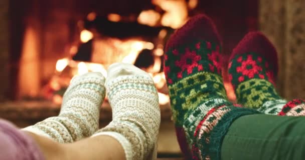 Füße wärmen durch gemütliches Feuer — Stockvideo