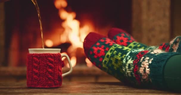 Femme se détend avec une tasse de boisson chaude — Video