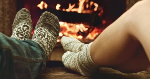 Füße in Wollsocken wärmen — Stockvideo