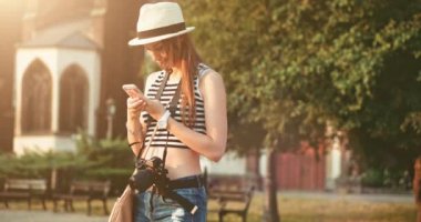 Akıllı telefon kullanan kadın