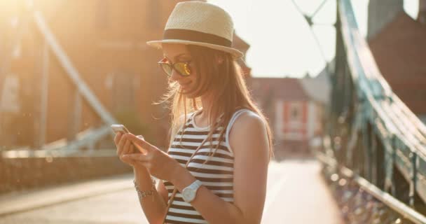 Mulher usando smartphone — Vídeo de Stock