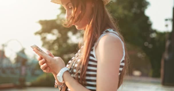 Mulher usando smartphone — Vídeo de Stock