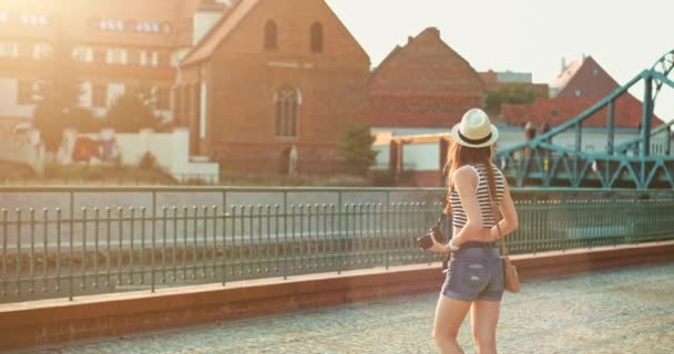 Fotógrafo turístico de viajes tomando fotos — Vídeo de stock