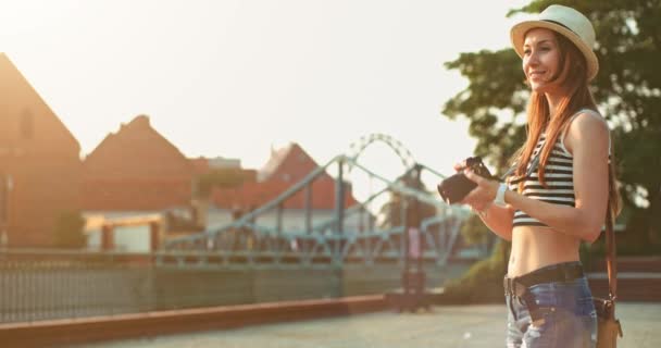 Fotógrafo turístico de viajes tomando fotos — Vídeo de stock