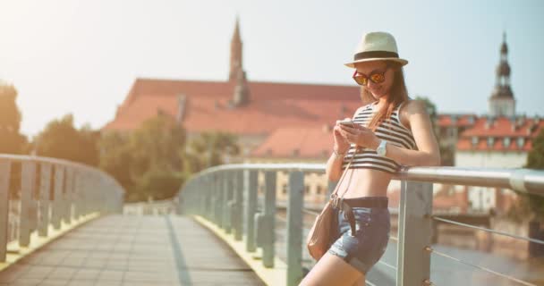 Mulher usando smartphone na cidade europeia — Vídeo de Stock