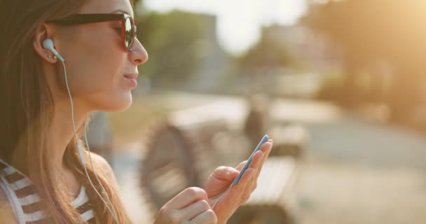 Jovem atraente ouvindo música — Vídeo de Stock