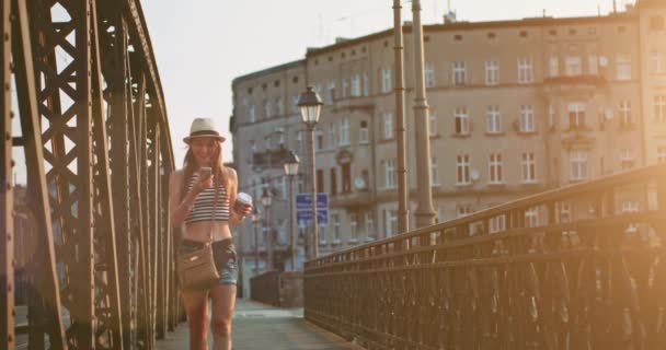 Femme utilisant smartphone et boire du café — Video