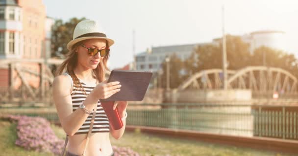 Femme utilisant une tablette numérique — Video