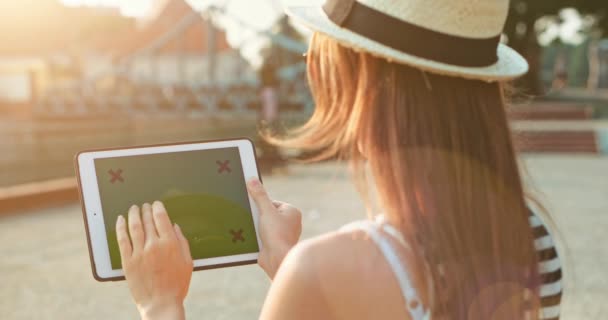 Mujer usando tableta digital — Vídeo de stock