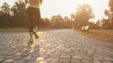 Runner kadın parkta çalıştıran