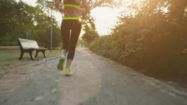 Runner kadın parkta çalıştıran