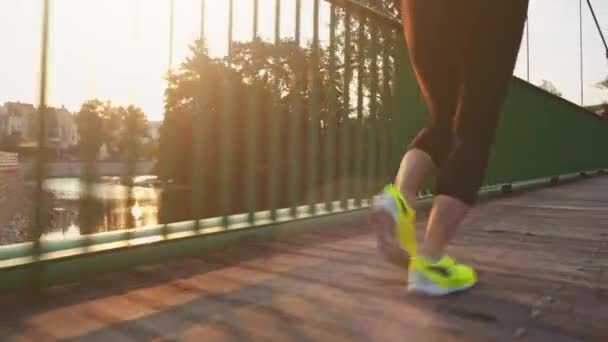 Coureur femme pieds courir en ville — Video