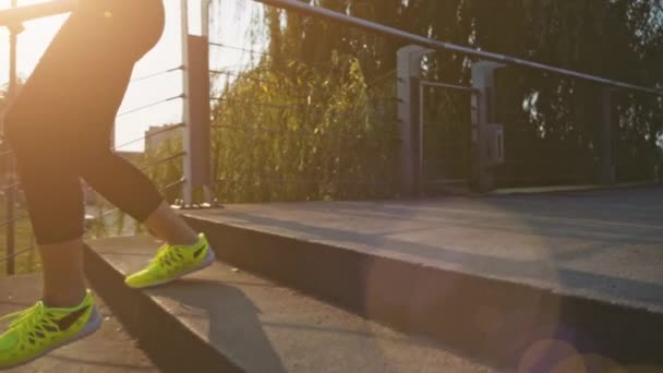 Lépcsőn jogging nő lába — Stock videók