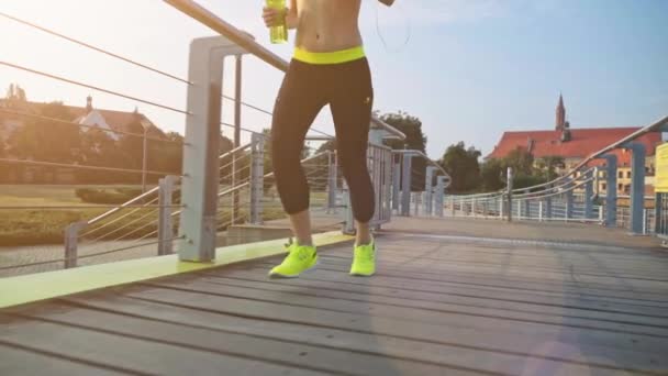 Runner donna piedi in esecuzione — Video Stock