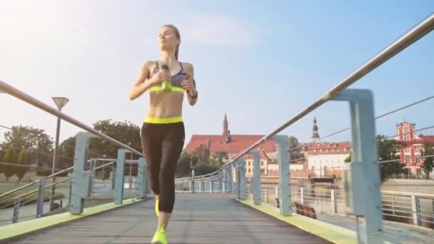 Futó nő fut a város — Stock videók