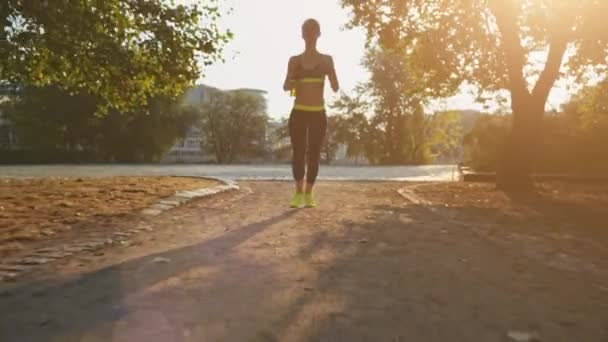 Corredor mujer corriendo en el parque — Vídeo de stock