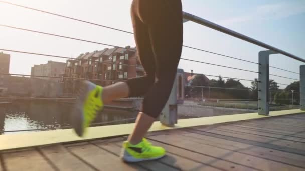 Бігун жінка ноги біжить — стокове відео