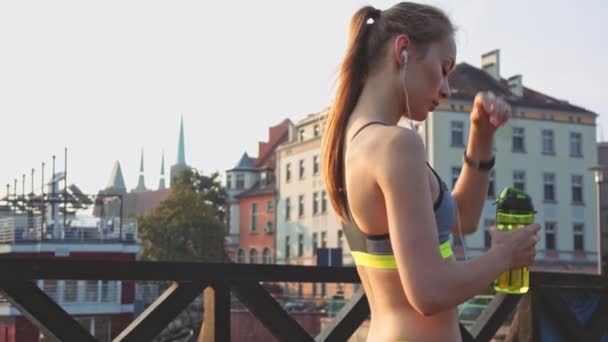 Wanita pelari meminum air dan berlari — Stok Video