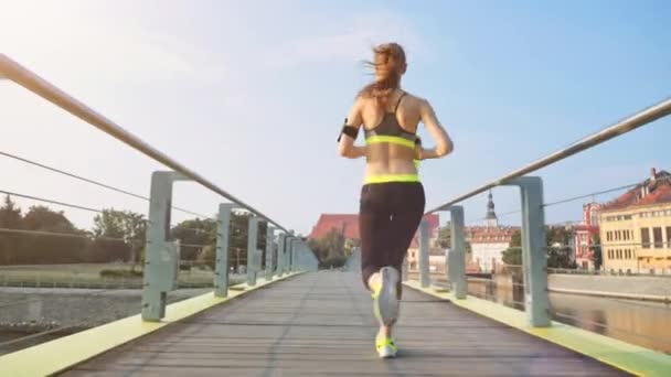 Runner donna in esecuzione in città — Video Stock