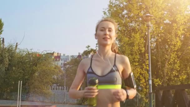 Бігунка біжить в місті — стокове відео