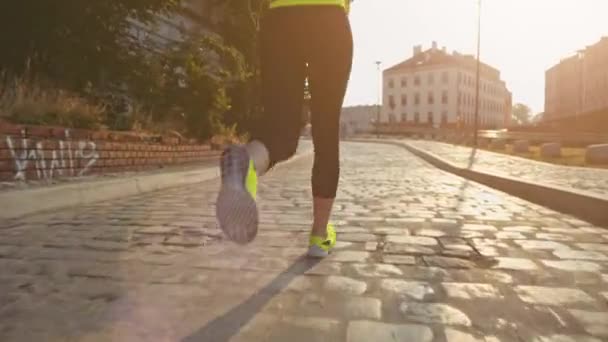 Бегущая женщина ноги бежит в городе — стоковое видео