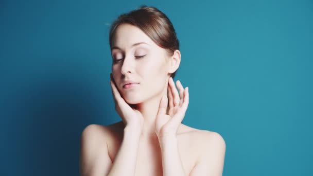 Hermosa mujer sonriente saludable — Vídeo de stock